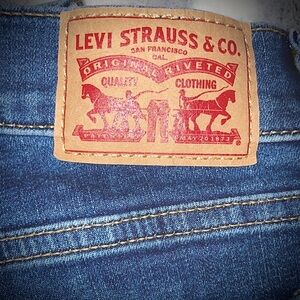 Levi's 710 Women’s skinny jeans• Mid-Rise•size 27